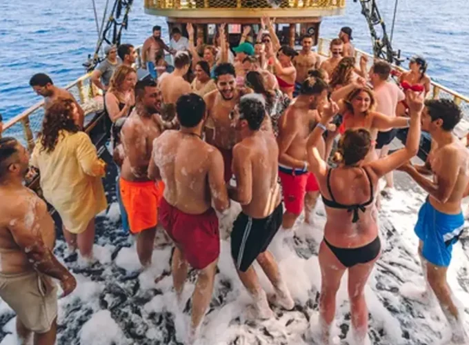 ⚪ Pirate Boat Tour