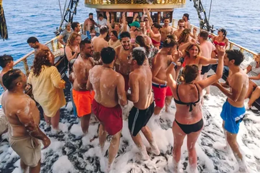 ⚪ Pirate Boat Tour